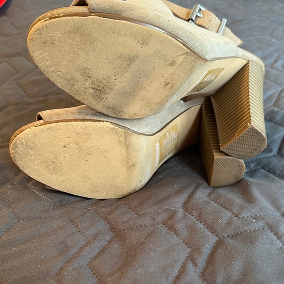 Express Camel Peep-Toe Heels Size 6 - Picture 3 of 6